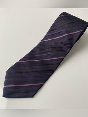 Hugo Boss 100% Silk lavender & purple diagonal thin stripe tie 36 1/2inch long